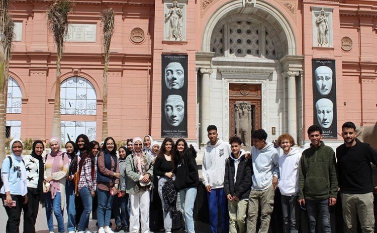  طلاب الفنون التطبيقية بالجامعة المصرية الروسية فى زيارة ميدانية للمتحف المصرى