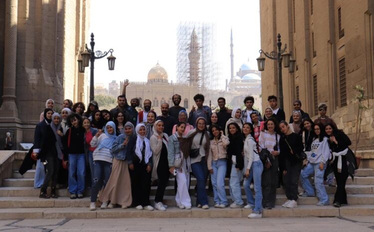  لقطات من الزيارة العلمية لطلاب كلية الفنون الجميلة بالجامعة المصرية الروسية لمنطقة القلعة